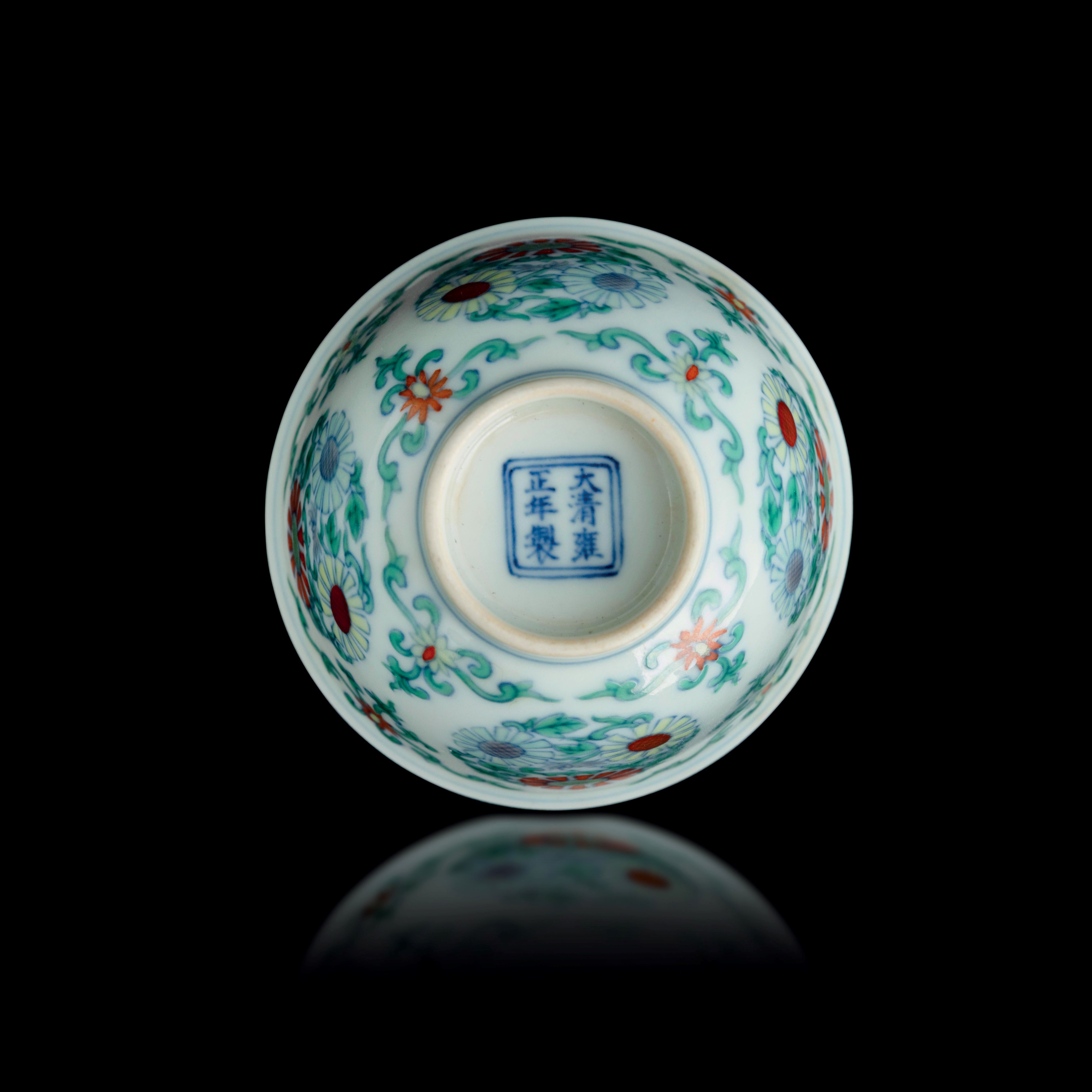 Coppetta in Porcellana Stile Doucai con Decori a Soggetto Floreale, Cina, Dinastia Qing, XIX Seco...