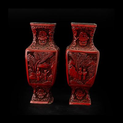 Coppia di vasi in legno laccato con decorazioni floreali, Cina, Dinastia Qing, XIX secolo
