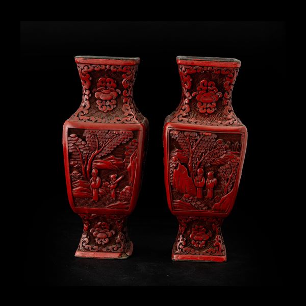 Coppia di vasi in legno laccato raffiguranti scena di vita comune con decori a motivi floreali, Cina, Dinastia Qing, XIX secolo