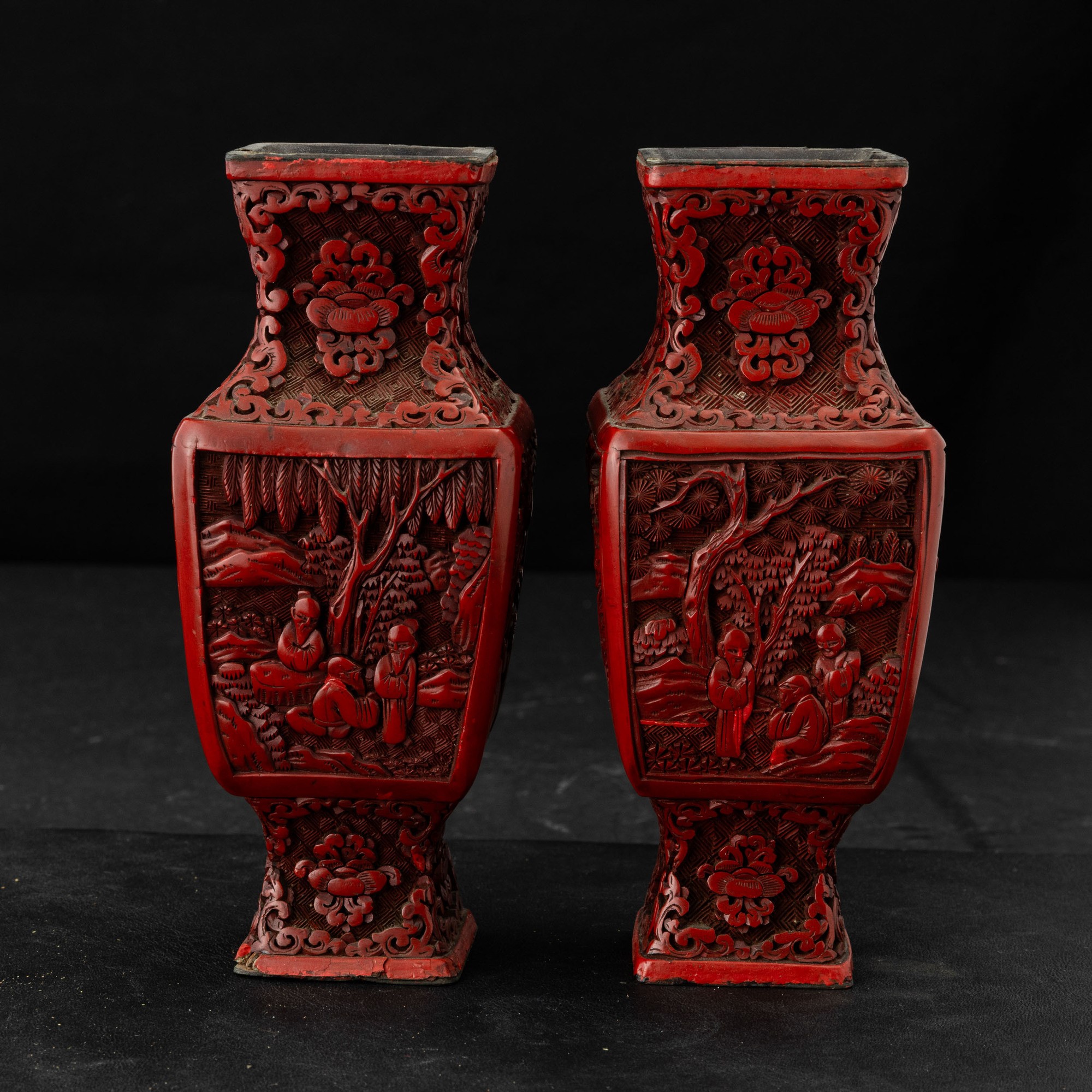 Coppia di vasi in legno laccato con decorazioni floreali, Cina, Dinastia Qing, XIX secolo