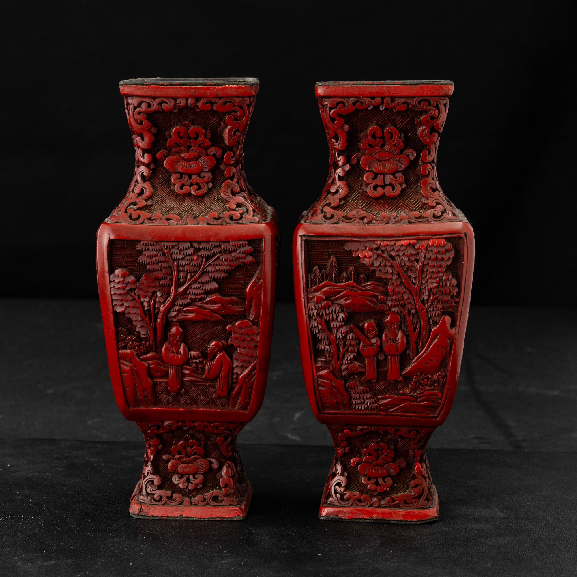 Coppia di vasi in legno laccato con decorazioni floreali, Cina, Dinastia Qing, XIX secolo