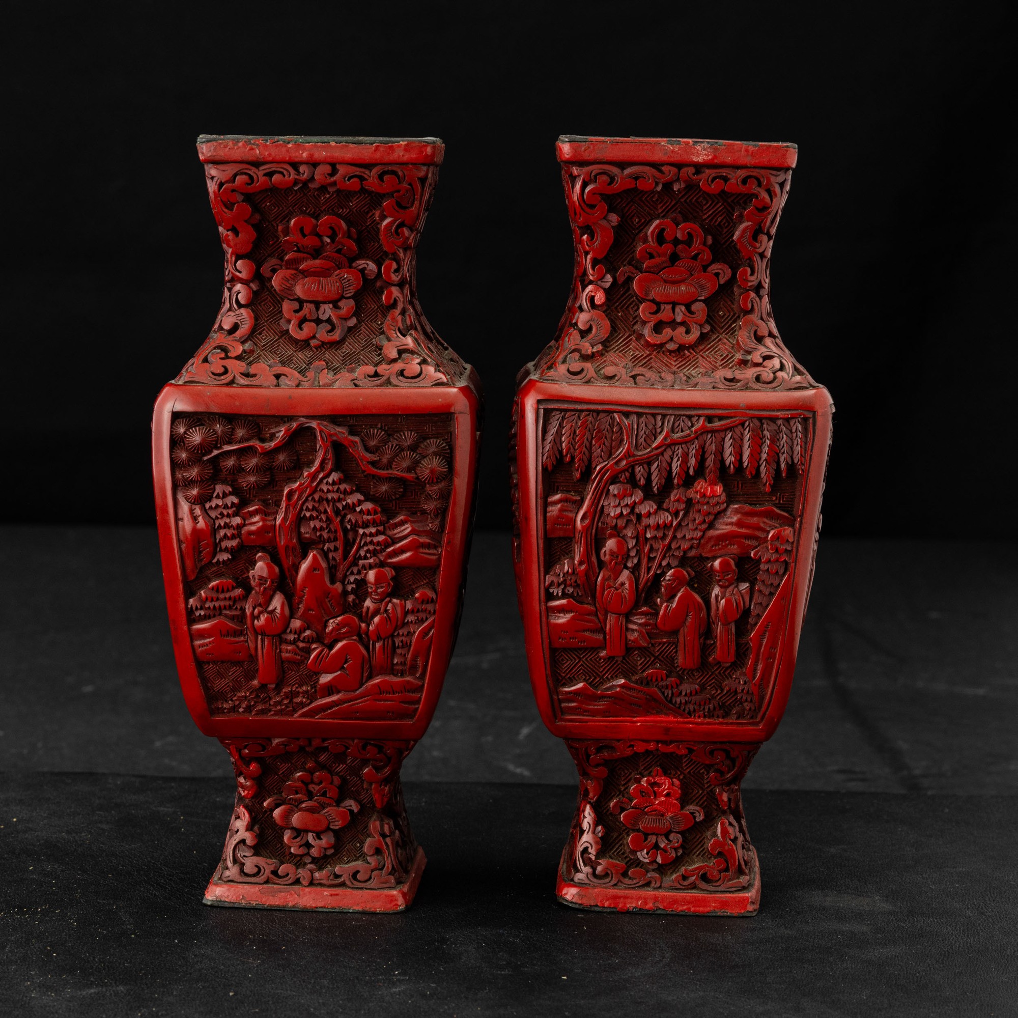 Coppia di vasi in legno laccato con decorazioni floreali, Cina, Dinastia Qing, XIX secolo