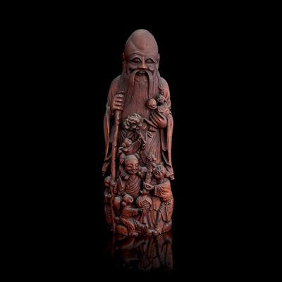 Figura Scolpita in Legno di Frutto Raffigurante Saggio e Bambini, Cina, Dinastia Qing, XIX Secolo