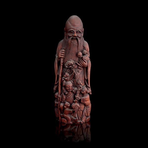 Figura scolpita in legno di frutto raffigurante saggio e bambini, Cina, Dinastia Qing, XIX secolo