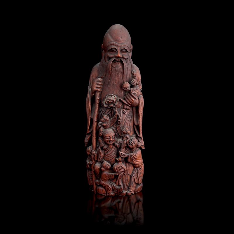 Figura scolpita in legno di frutto raffigurante saggio e bambini, Cina, Dinastia Qing, XIX secolo  - Auction Fine Asian Works of Art - Cambi Casa d'Aste
