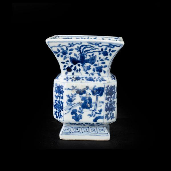 Vaso in porcellana bianca e blu raffigurante scena di vita comune entro riserve con decori a motivi vegetali con fenici, Cina, XX secolo