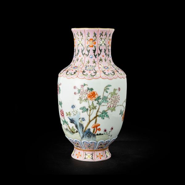 Vaso in porcellana Famiglia Rosa raffigurante scena paesaggistica con decori floreali e iscrizioni, Cina, Repubblica