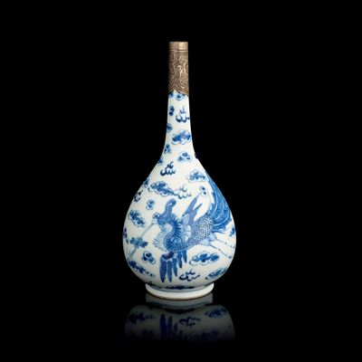Vaso in Porcellana Bianca e Blu Raffigurante Fenice, Punta in Argento con Decori Vegetali e Iscri...