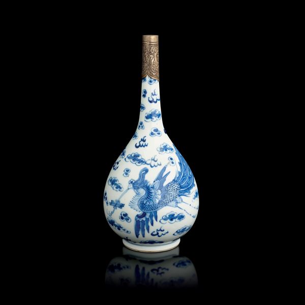 Vaso in porcellana bianca e blu raffigurante fenice, punta in argento con decori vegetali e iscrizioni incisi, Cina, Dinastia Qing, XVIII secolo