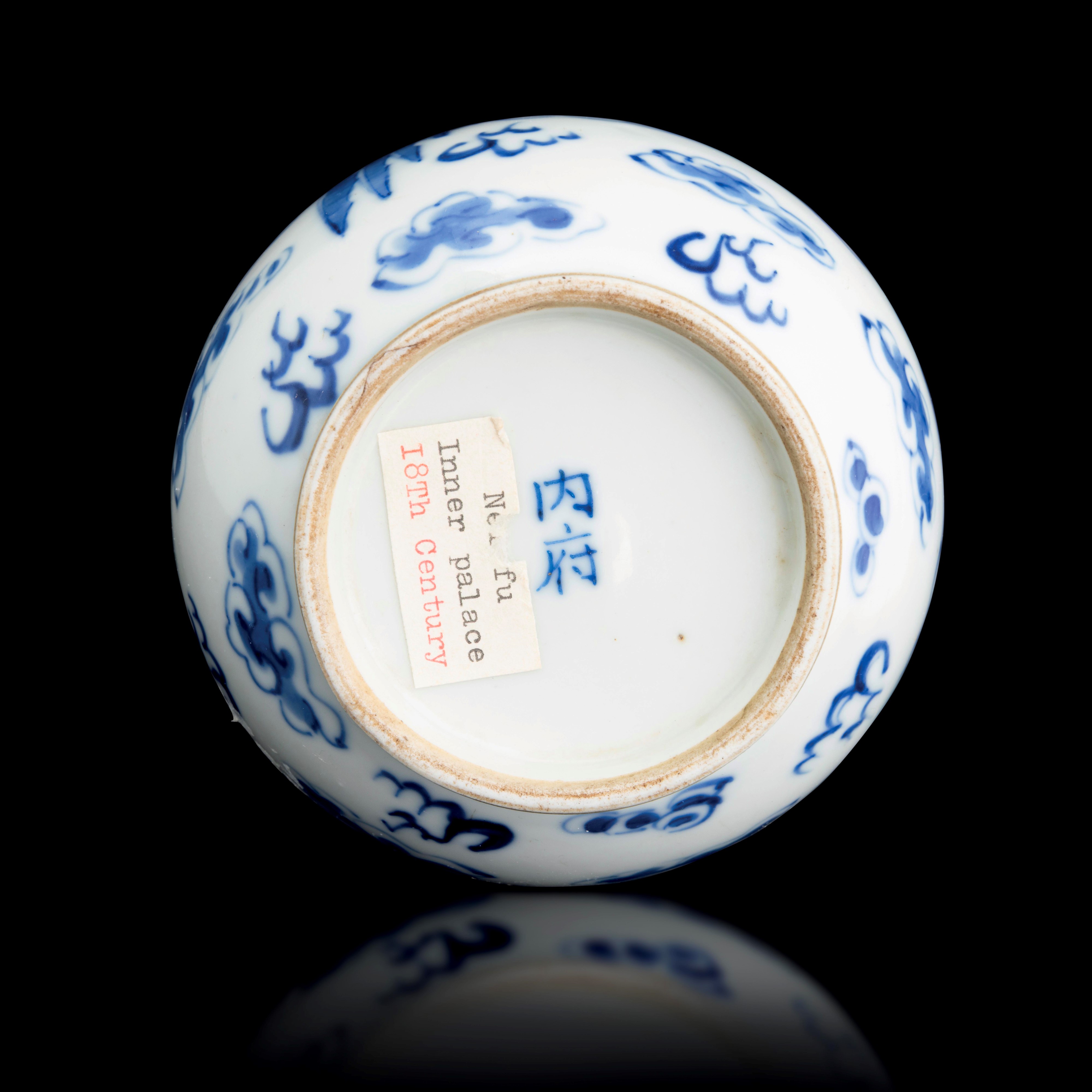 Vaso in Porcellana Bianca e Blu Raffigurante Fenice, Punta in Argento con Decori Vegetali e Iscri...