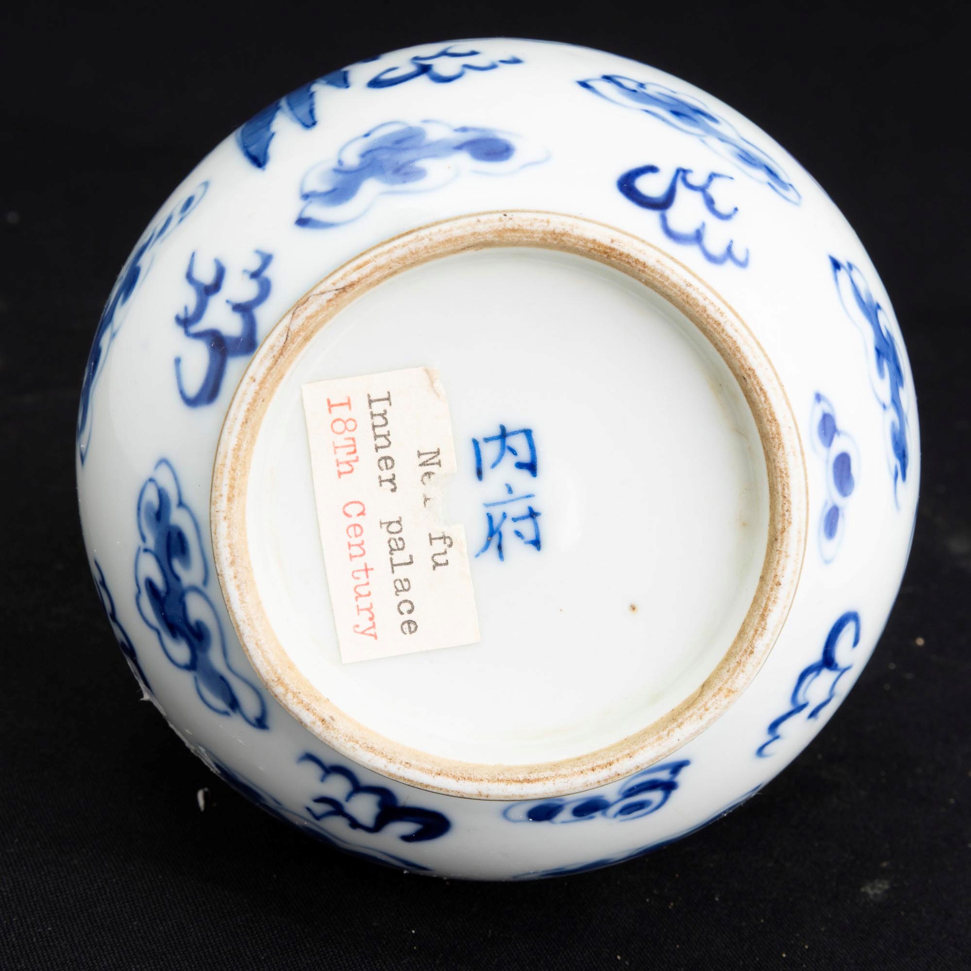 Vaso in Porcellana Bianca e Blu Raffigurante Fenice, Punta in Argento con Decori Vegetali e Iscri...