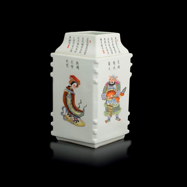 Vaso in porcellana a fondo bianco raffigurante personaggi con iscrizioni, Cina, Repubblica