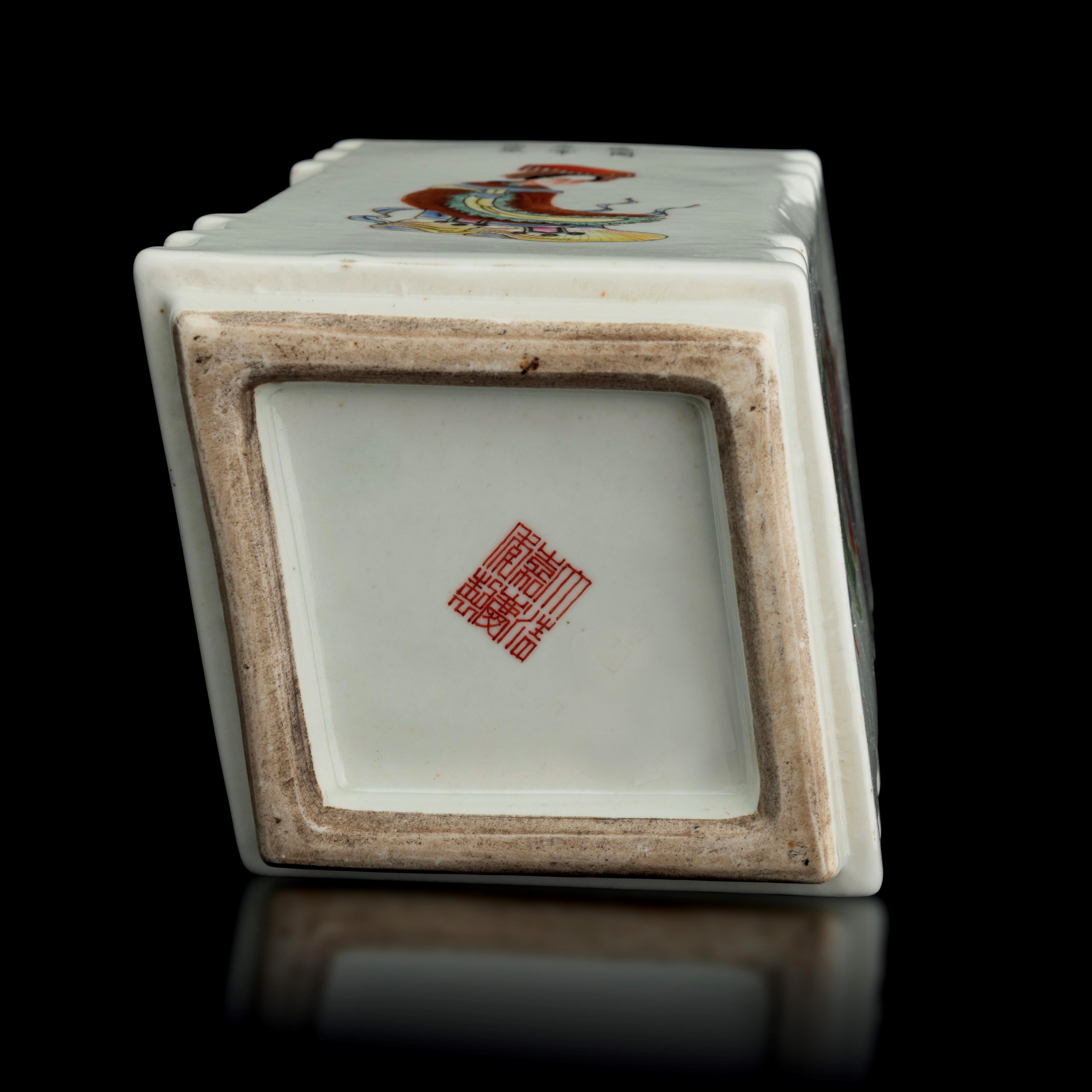 Vaso in Porcellana a Fondo Bianco Raffigurante Personaggi con Iscrizioni, Cina, Repubblica