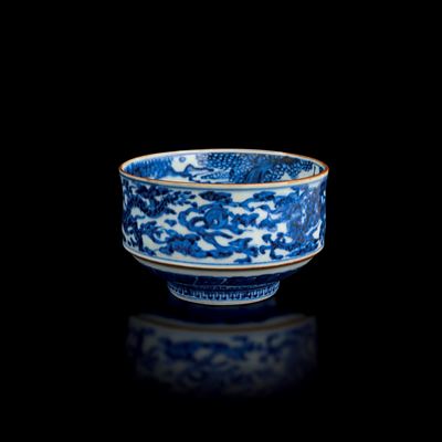 Ciotola in Porcellana Bianca e Blu Raffigurante Draghi, Giappone, Periodo Meiji (1868-1912)