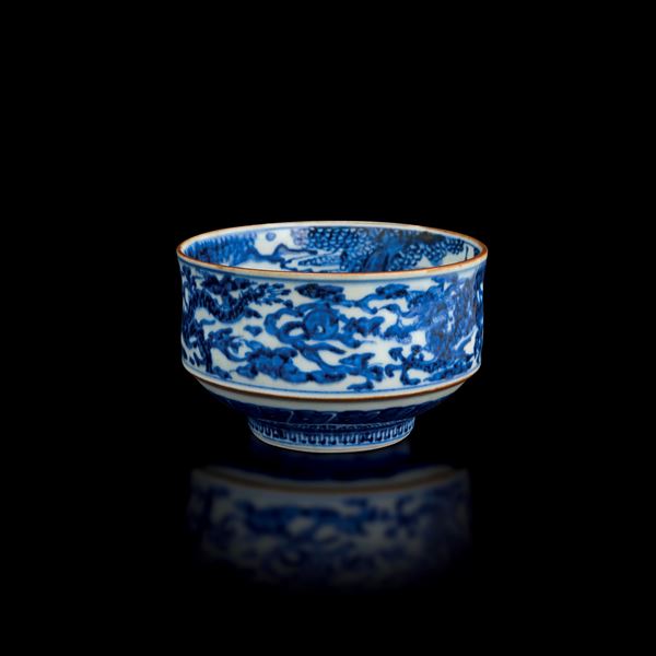 Ciotola in porcellana bianca e blu raffigurante draghi, Giappone, periodo Meiji (1868-1912)