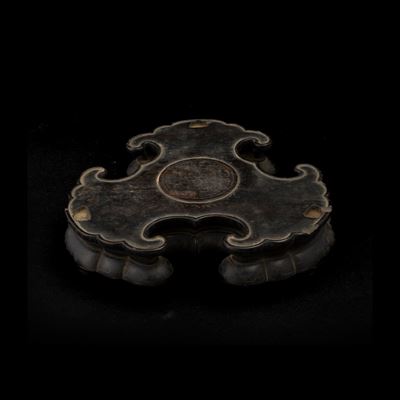 Base in legno incisa con motivi vegetali, Cina, Dinastia Qing, XVIII secolo