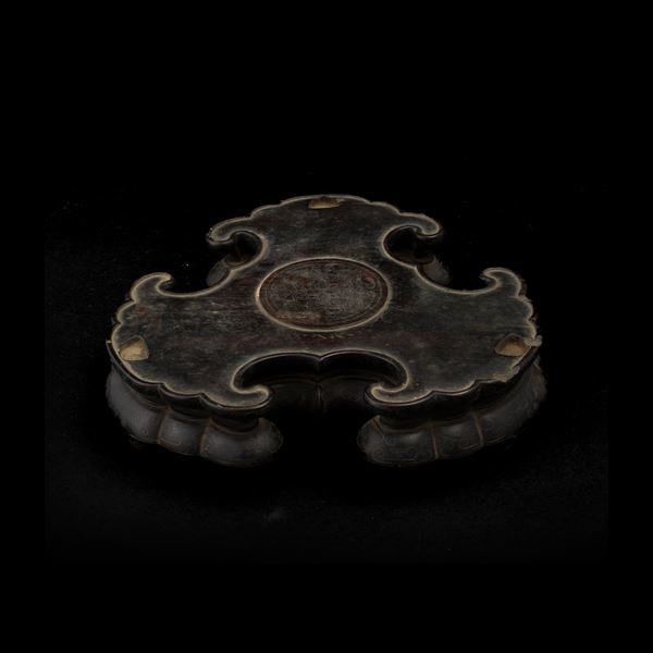 Base in legno con motivi vegetali incisi, Cina, Dinastia Qing, XVIII secolo
