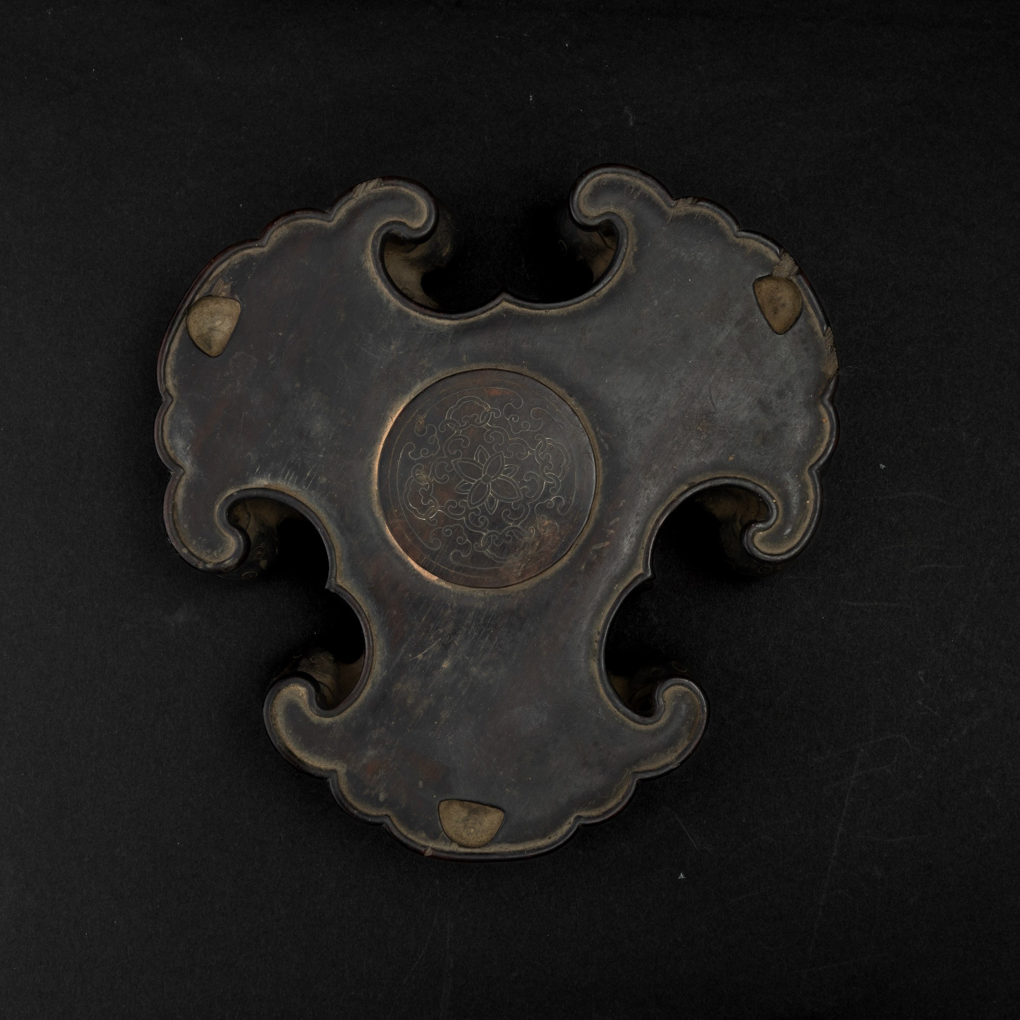 Base in legno incisa con motivi vegetali, Cina, Dinastia Qing, XVIII secolo