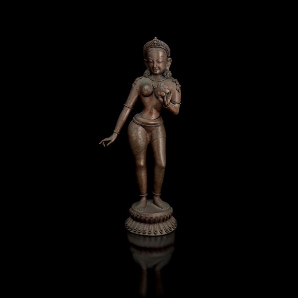Figura di divinità femminile su doppio fiore di loto in bronzo, Nepal, XIX secolo