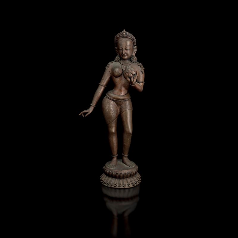 Figura di divinità femminile su doppio fiore di loto in bronzo, Nepal, XIX secolo  - Asta Fine Asian Works of Art - Cambi Casa d'Aste