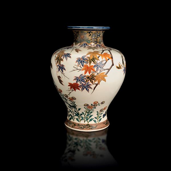 Vaso in porcellana Satsuma a soggetto naturalistico, Giappone, periodo Meiji (1868-1912)