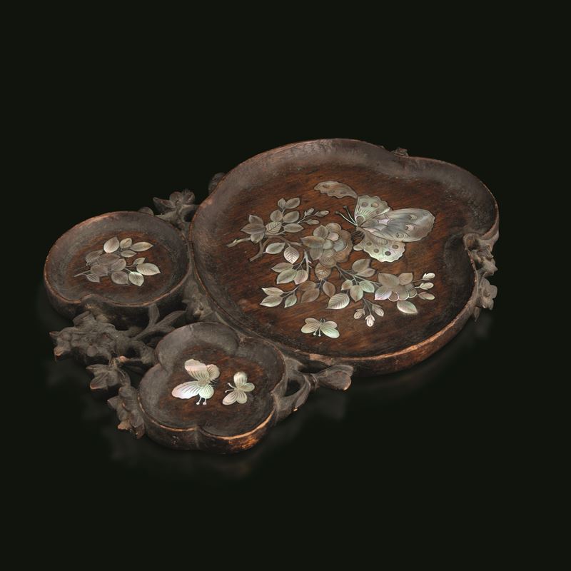 Vassoio tripode in legno con decori floreali a rilievo e inserti in madre perla a soggetto naturalistico, Giappone, periodo Meiji (1868-1912)  - Auction Fine Asian Works of Art - Cambi Casa d'Aste