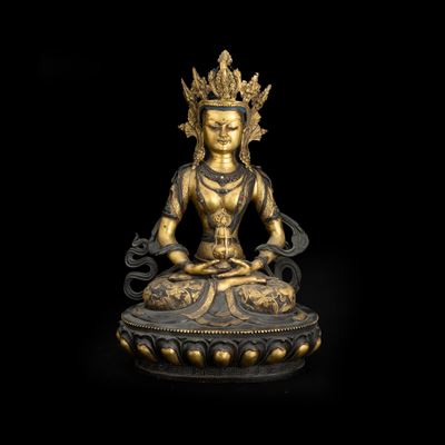 Buddha Amitayus, Figura in bronzo dorato su fiore di loto con inserti di pietre dure, Tibet, XX s...