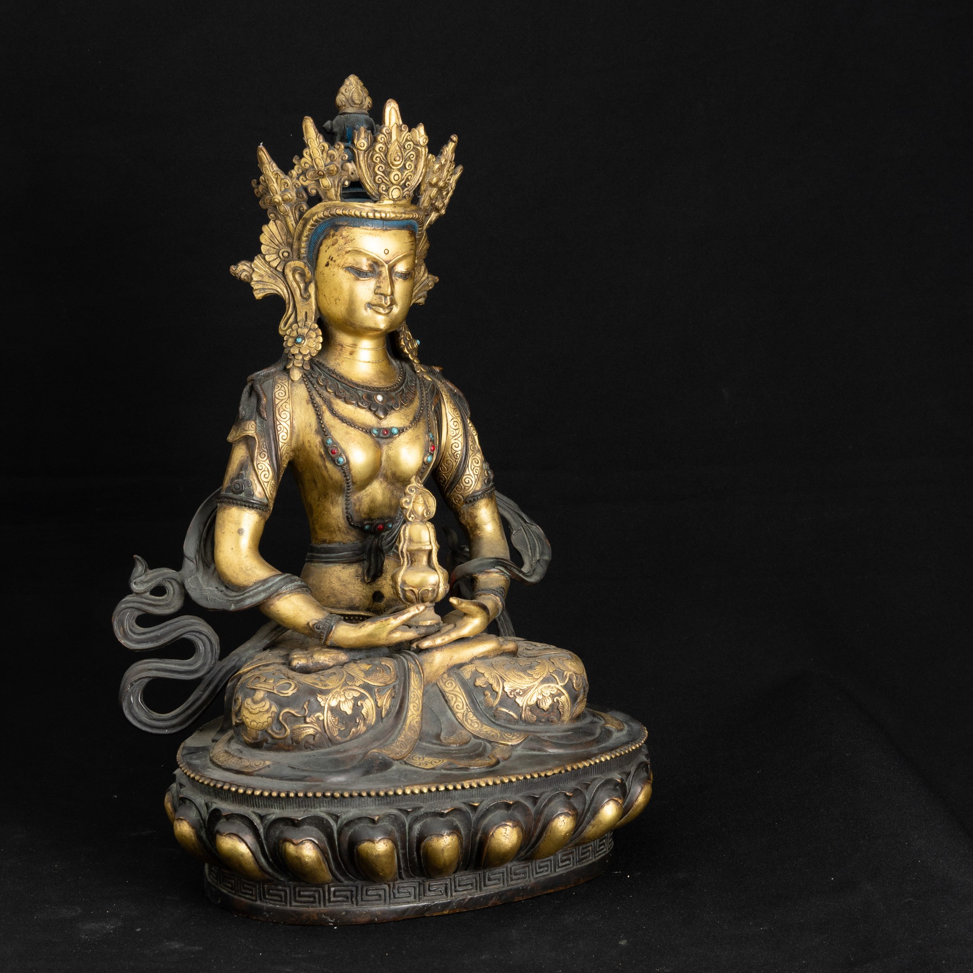 Buddha Amitayus, Figura in bronzo dorato su fiore di loto con inserti di pietre dure, Tibet, XX s...
