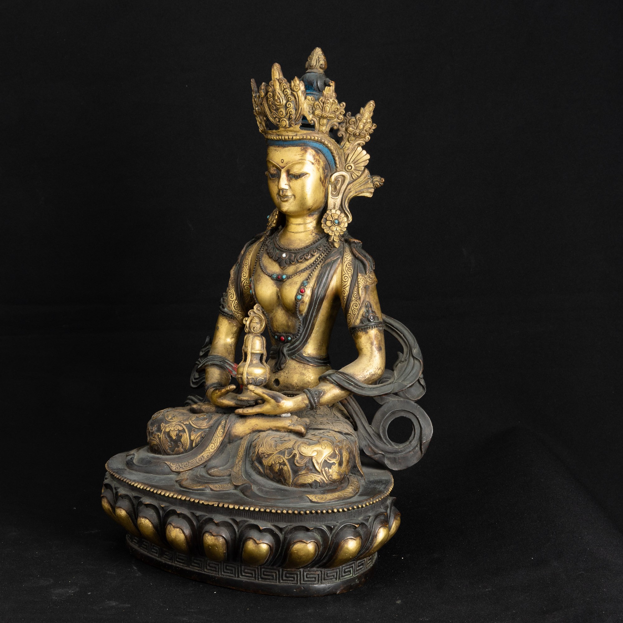 Buddha Amitayus, Figura in bronzo dorato su fiore di loto con inserti di pietre dure, Tibet, XX s...
