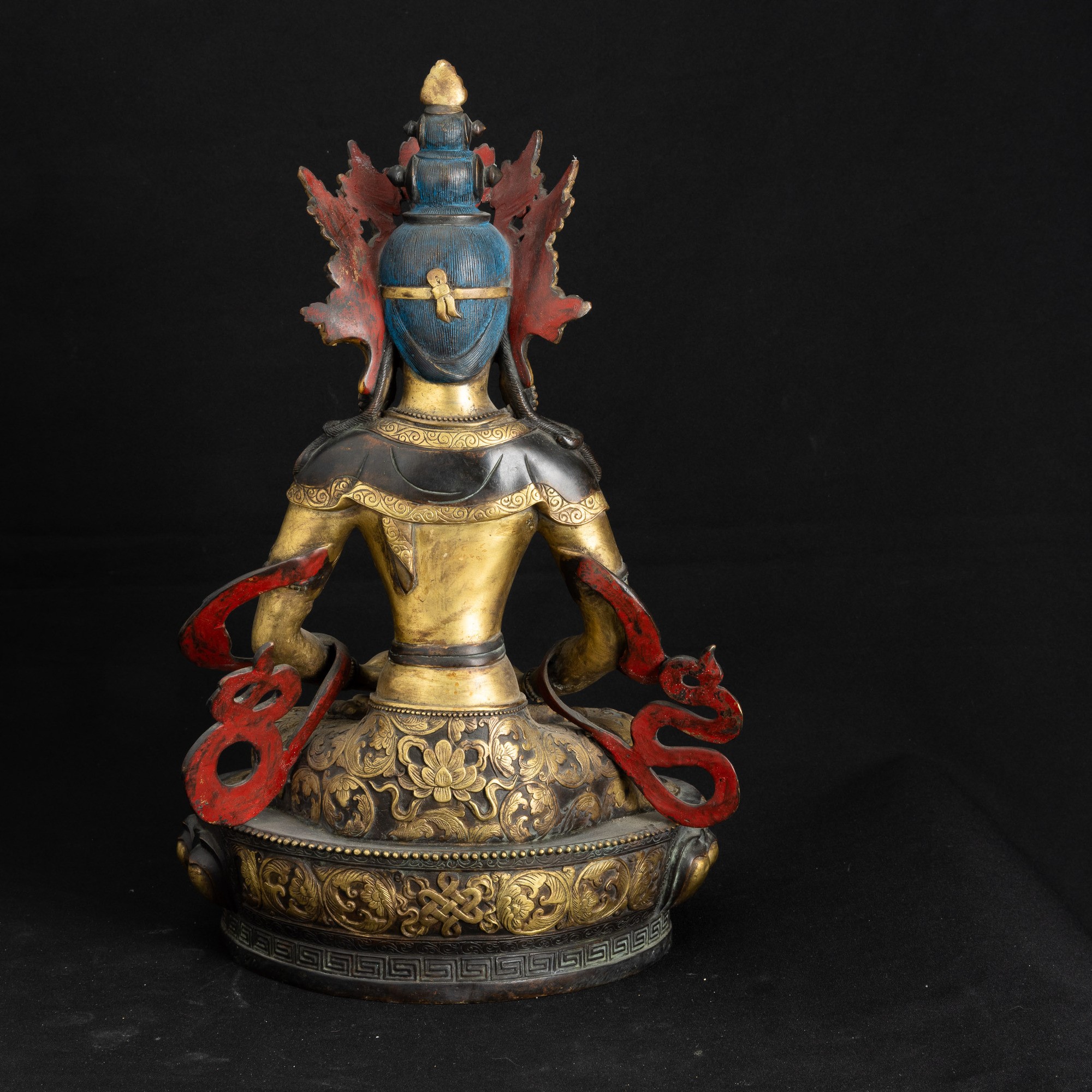 Buddha Amitayus, Figura in bronzo dorato su fiore di loto con inserti di pietre dure, Tibet, XX s...