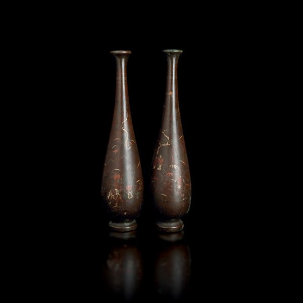 Coppia di vasi in bronzo niellati argento e rame, raffiguranti scena di vita comune con decori vegetali e iscrizioni, Giappone, periodo Meiji (1868-1912)