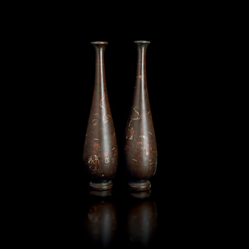 Coppia di vasi in bronzo niellati argento e rame, raffiguranti scena di vita comune con decori vegetali e iscrizioni, Giappone, periodo Meiji (1868-1912)  - Auction Fine Asian Works of Art - Cambi Casa d'Aste
