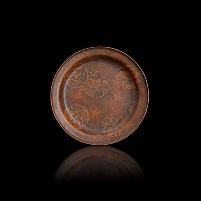 Piatto in Bronzo con Decori a Motivi Vegetali a Rilievo, Giappone, Periodo Meiji (1868-1912)