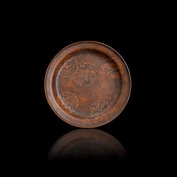 Piatto in bronzo con decori a motivi vegetali a rilievo, Giappone, periodo Meiji (1868-1912)