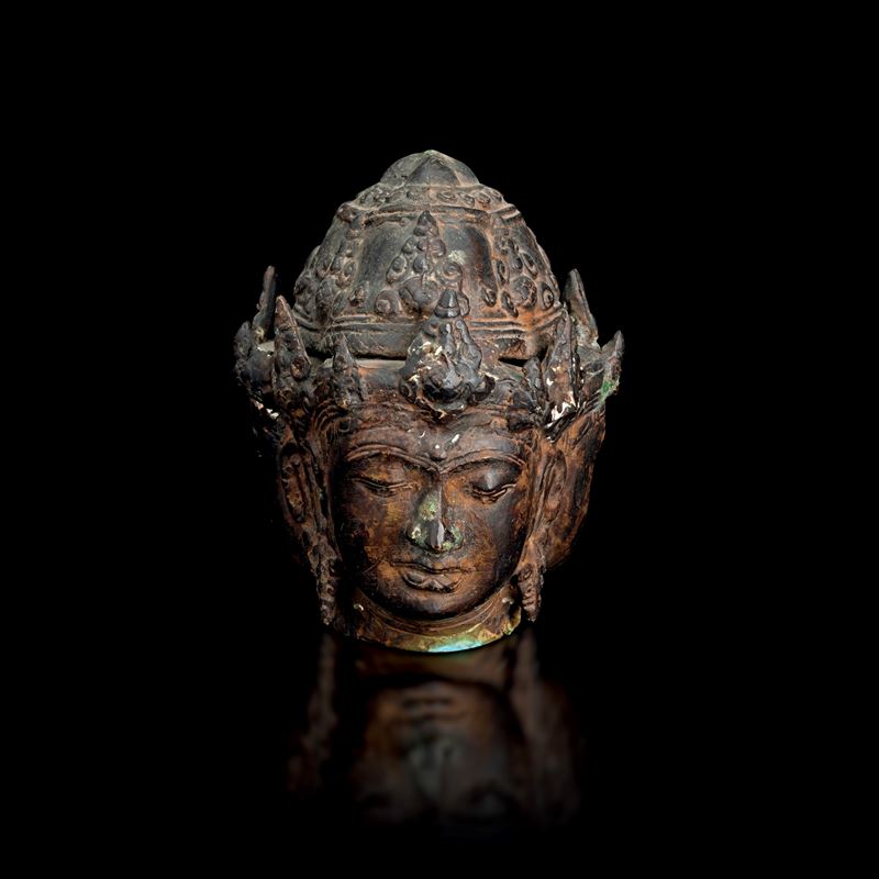 Testa di Buddha incoronato Trimurti in bronzo, India, XIX secolo  - Asta Fine Asian Works of Art - Cambi Casa d'Aste