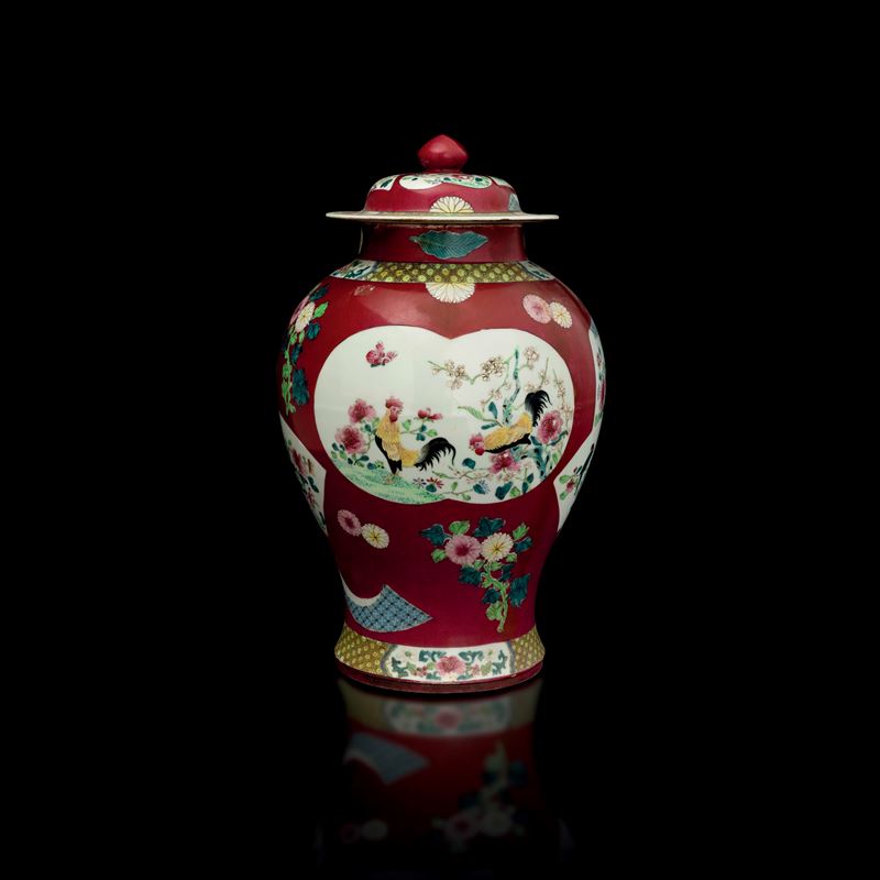 Potiche in porcellana Samson raffigurante scene naturalistiche entro riserve con decori a motivi floreali, Francia, XIX secolo  - Asta Fine Asian Works of Art - Cambi Casa d'Aste