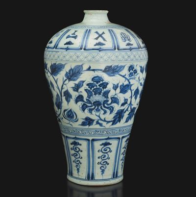 Cina, Vaso Meiping in porcellana bianca e blu (famiglia azzurra) con decori floreali e geometrici...