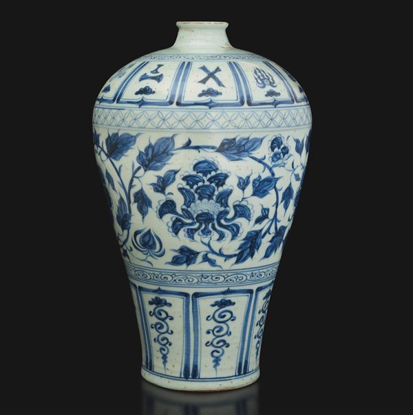 Vaso Meiping in porcellana bianca e blu con decori a motivi floreali e geometrici, Cina, Dinastia Qing, in stile Yuan, XX secolo