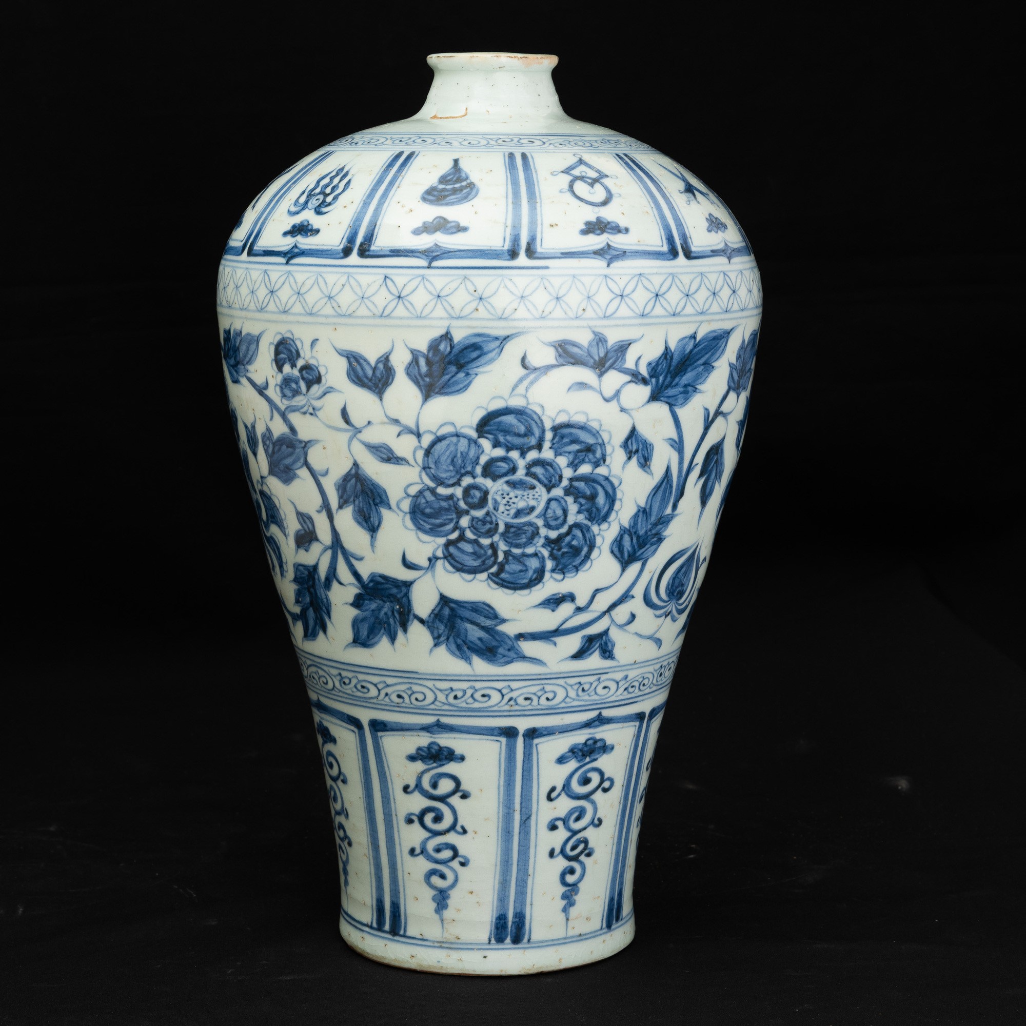 Cina, Vaso Meiping in porcellana bianca e blu (famiglia azzurra) con decori floreali e geometrici...