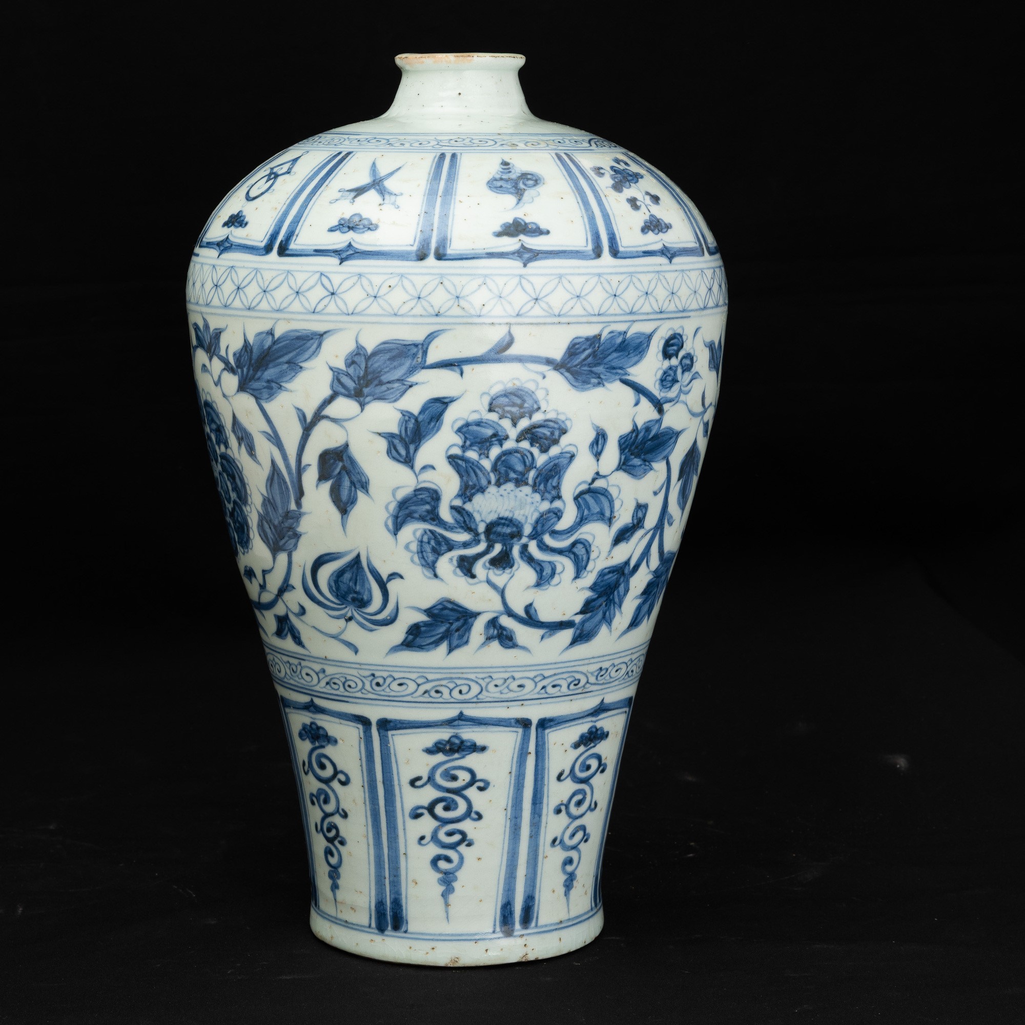Cina, Vaso Meiping in porcellana bianca e blu (famiglia azzurra) con decori floreali e geometrici...