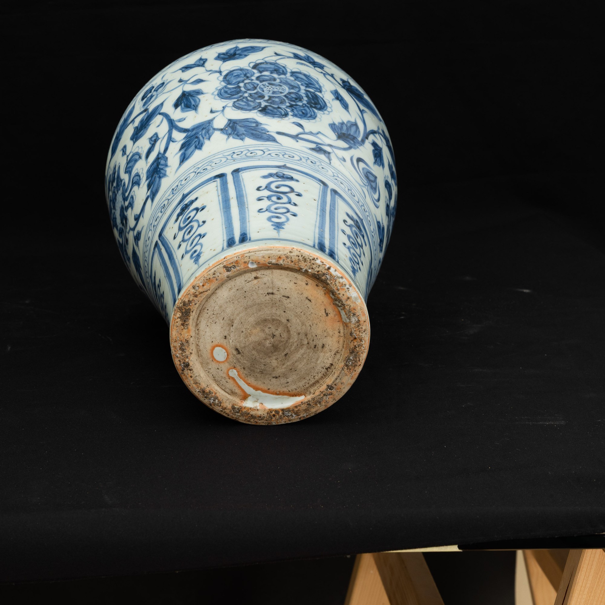 Cina, Vaso Meiping in porcellana bianca e blu (famiglia azzurra) con decori floreali e geometrici...