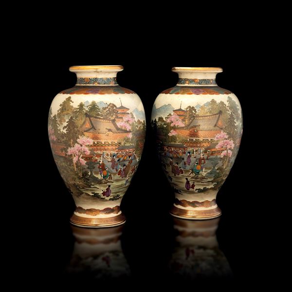 Coppia di vasi in porcellana Satsuma raffiguranti scena di vita comune con decori a motivi floreali e geometrici, Giappone, periodo Meiji (1868-1912)