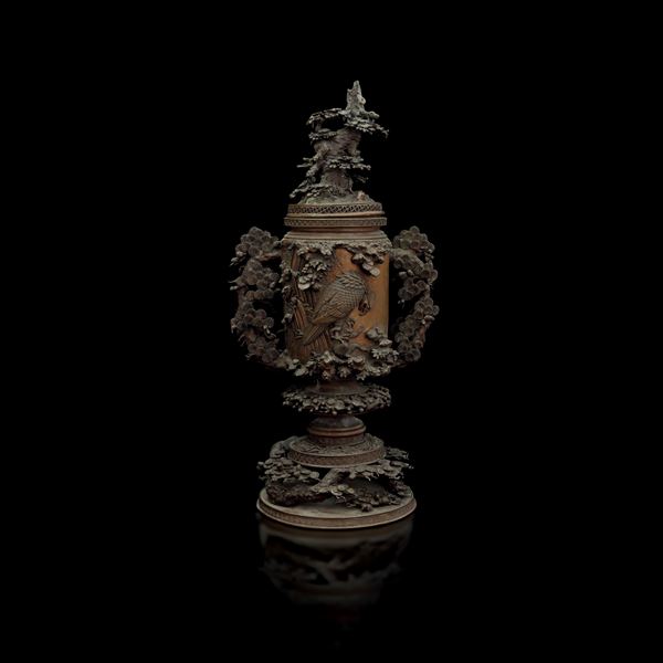 Vaso incensiere in bronzo raffigurante falcone in volo con decori vegetali a rilievo, anse e presa del coperchio a foggia di rami fogliati e floreali, Giappone, periodo Meiji (1868-1912)