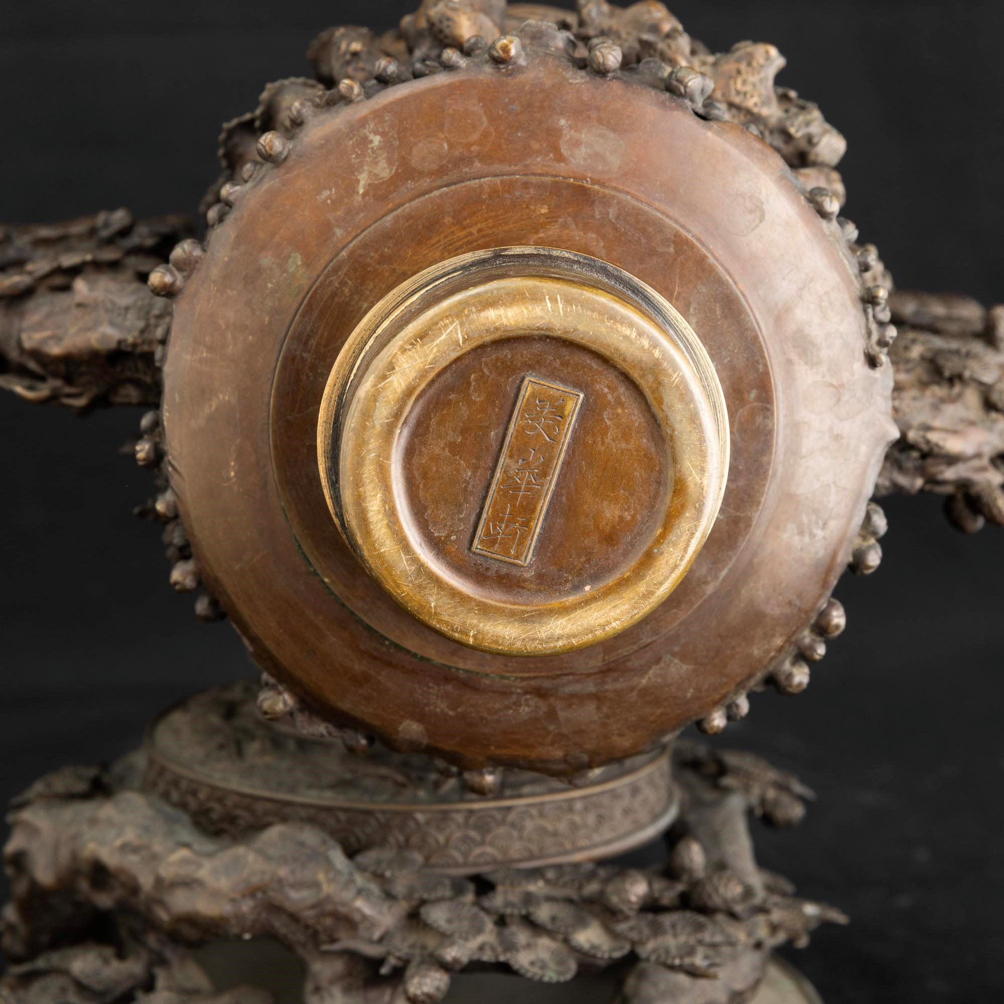 Vaso Incensiere in Bronzo Raffigurante Falcone in Volo con Decori Vegetali a Rilievo, Anse e Pres...
