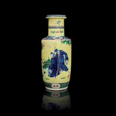 Vaso Rouleau in Porcellana Famiglia Verde a Fondo Giallo Raffigurante Personaggi con Decori Flore...
