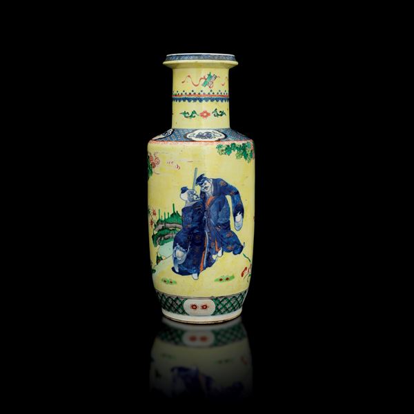 Rouleau vase in green family porcelain with yellow background depicting figures with floral decorations, China, Qing dynasty, Guangxu period (1875-1908)