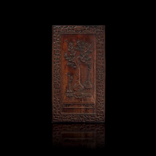 Pannello in legno intagliato raffigurante scena paesaggistica con decori a rilievo a motivi geometrici, Cina, Dinastia Qing, XIX secolo