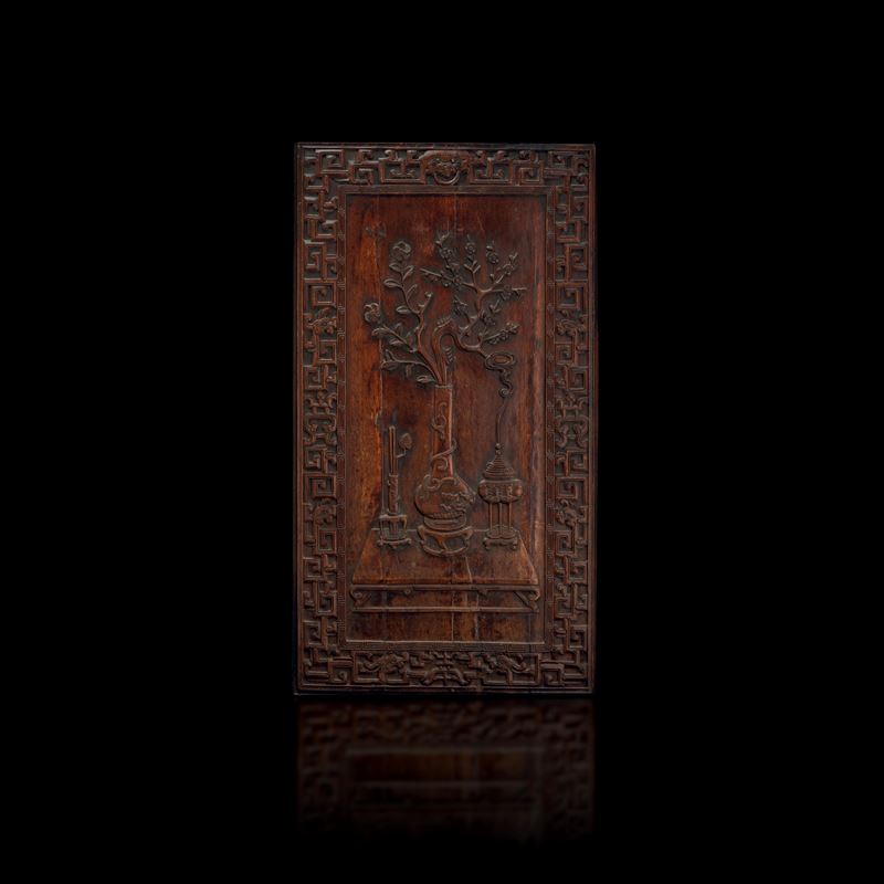 Pannello in legno intagliato raffigurante scena paesaggistica con decori a rilievo a motivi geometrici, Cina, Dinastia Qing, XIX secolo  - Auction Fine Asian Works of Art - Cambi Casa d'Aste