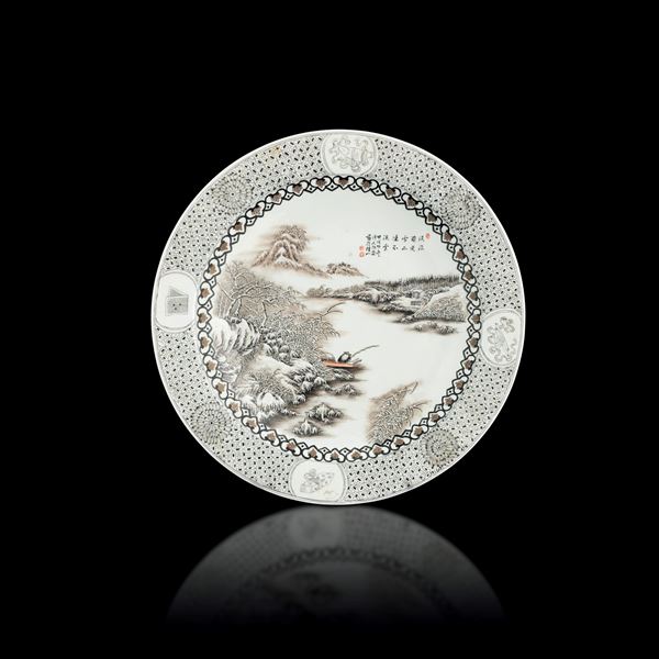 Piatto in porcellana raffigurante scena paesaggistica con figura di uomo che pesca nel fiume e iscrizioni, decori a motivi geometrici e fiori entro riserve, Cina, Repubblica
