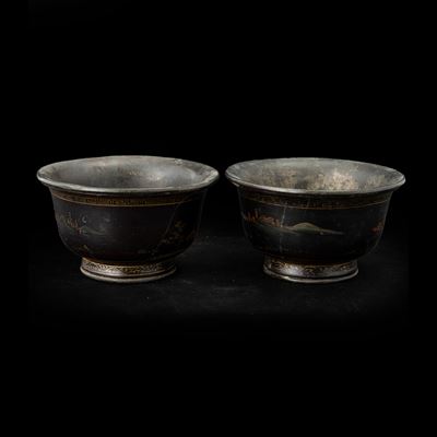Coppette in bronzo, soggetto paesaggistico, Giappone, periodo Meiji (1868-1912), decorazioni geom...